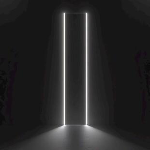 黑色空间中的发光门