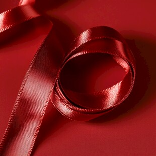 红色缎带特写