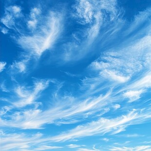 湛蓝天空中的飘逸云彩