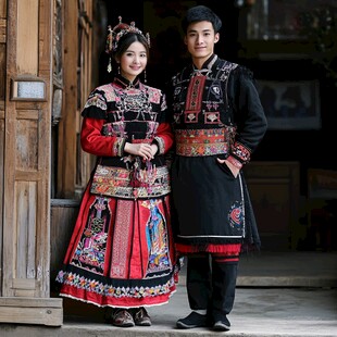 身着民族服饰的甜蜜情侣