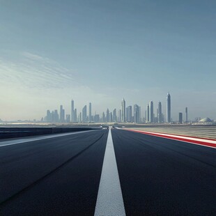 笔直公路通向繁华都市天际