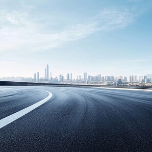 城市前的宽阔沥青道路