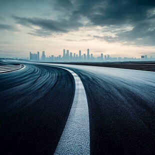 城市边缘的蜿蜒沥青道路