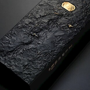 黑金质感纹路包装盒特写