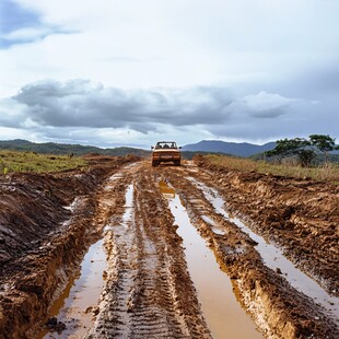 越野车行驶在泥泞道路上
