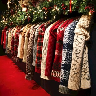 圣诞风毛衣整齐挂列展示