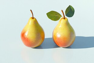 两个彩梨带绿叶