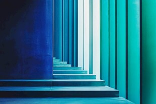 蓝调柱廊下的光影通道