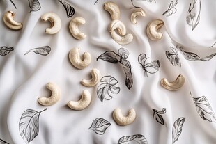 腰果散落于花纹布料上