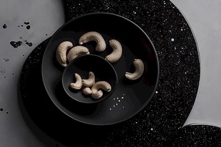 黑色盘上的美味腰果