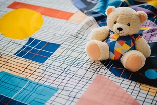 彩色格子布上的小熊玩偶