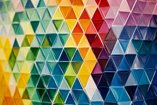 多彩三角几何图案背景