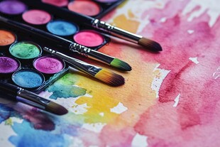 多彩水彩画笔与颜料盘