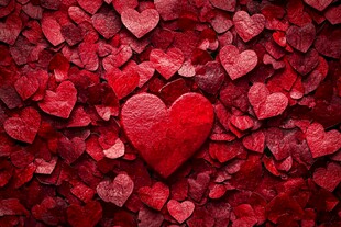 一颗红心于众心环绕间