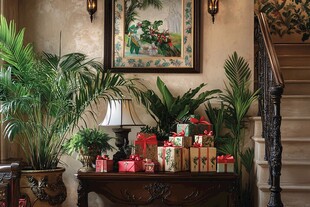 温馨玄关处的节日礼物布置