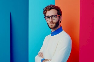 时尚男士多彩背景前的姿态