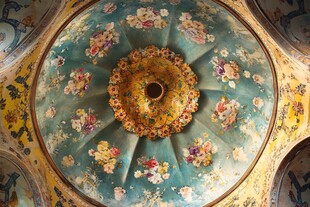 华丽花卉装饰的精美穹顶