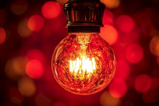 复古灯泡散发温暖光芒