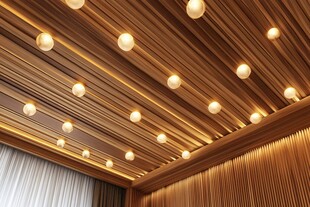 木质天花板的温馨灯光设计