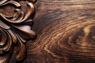 复古木雕饰于木纹背景上