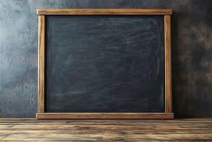 木质边框黑板置于木桌前