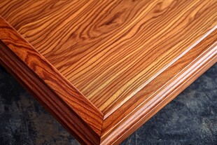 精美木纹实木桌面特写