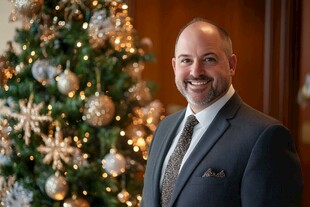 身着西装男子与圣诞装饰