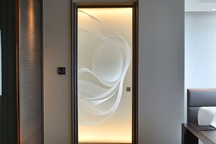 简约艺术玻璃门室内一角