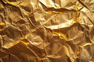皱巴巴的金色箔纸纹理