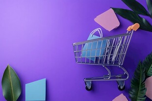 紫色背景下的购物车与物件
