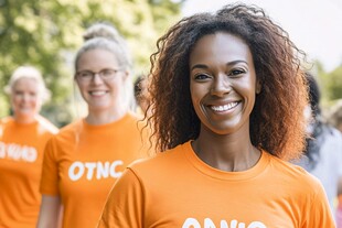 微笑的橙色T恤团队成员