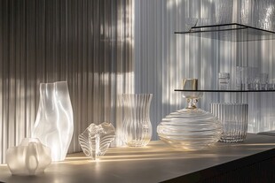 精致玻璃器皿展示于室内