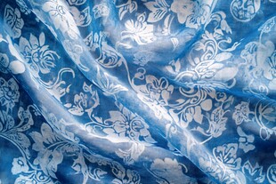 蓝白花纹轻柔布料纹理