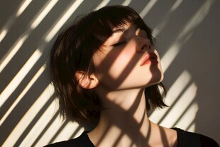 光影下闭眼沉思的女性