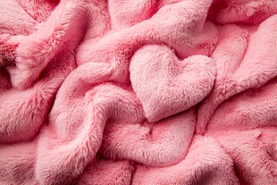 粉色爱心毛绒毯特写