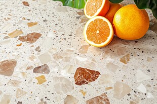 水磨石上摆放着新鲜橙子