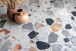 复古水磨石地面与陶制花瓶