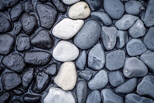 黑白鹅卵石的独特排列