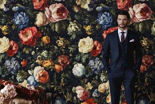 男士身着西装于花卉背景前