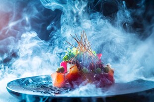 梦幻烟雾中的精致创意料理