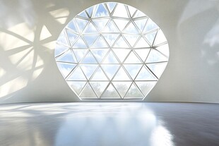 圆形几何窗下的光影空间