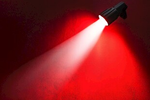 红色背景下的强光手电筒