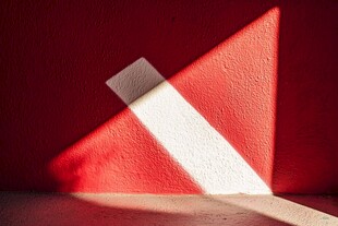 红墙光影下的几何投影