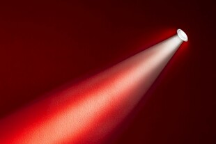 红色聚光灯射出明亮光束