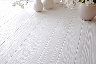 白色木地板上的雅致花瓶