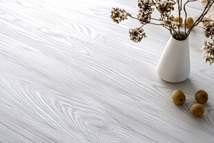 浅白木纹地板与素雅摆件