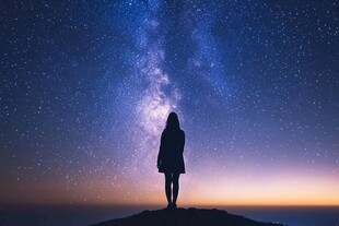 女孩凝望璀璨星空剪影