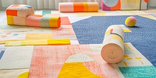 多彩拼接地毯与可爱织物卷