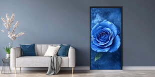 蓝色玫瑰装饰的温馨客厅