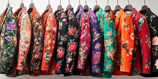 多彩中式花袄挂架展示